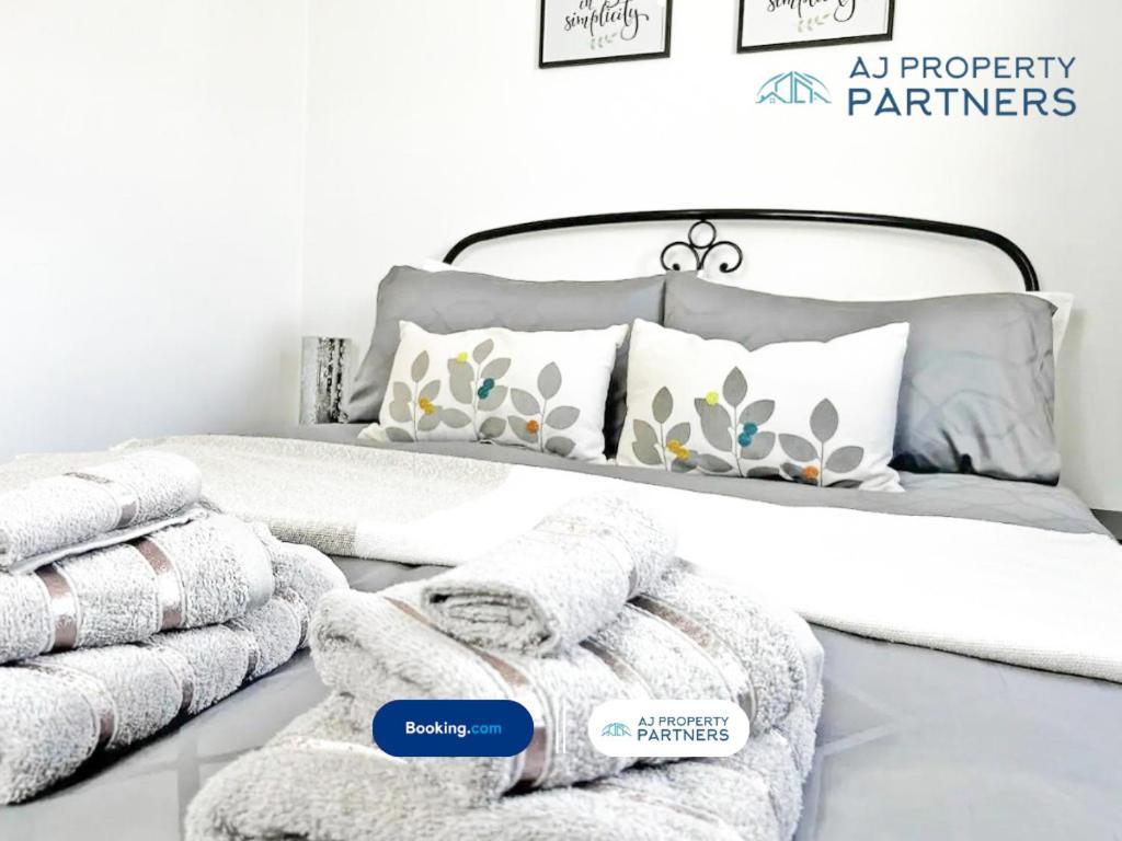 Premium Deal L Hill View Home L Last-Minute Offer L Cheltenham L Aj Properties L Perfect For Short Or Long Stays L 4Beds 4Bedrooms ภายนอก รูปภาพ