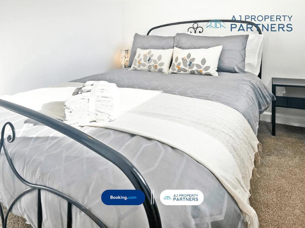 Premium Deal L Hill View Home L Last-Minute Offer L Cheltenham L Aj Properties L Perfect For Short Or Long Stays L 4Beds 4Bedrooms ภายนอก รูปภาพ